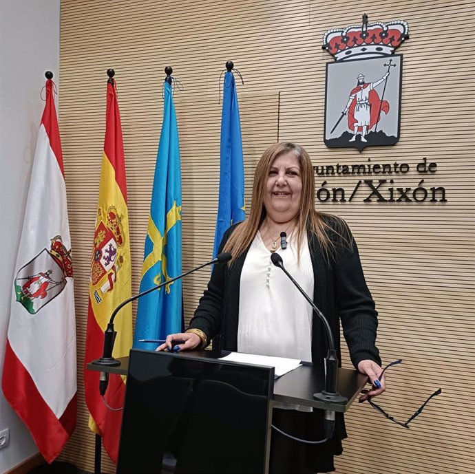 Archivo - La concejala del Grupo Municipal Socialista del Ayuntamiento de Gijón Marina Pineda, en rueda de prensa en el Consistorio gijonés. (Archivo)