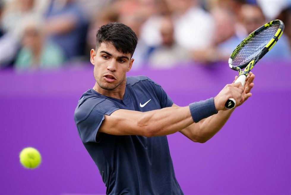 Carlos Alcaraz golpea una bola durante el torneo de Queen's de 2024