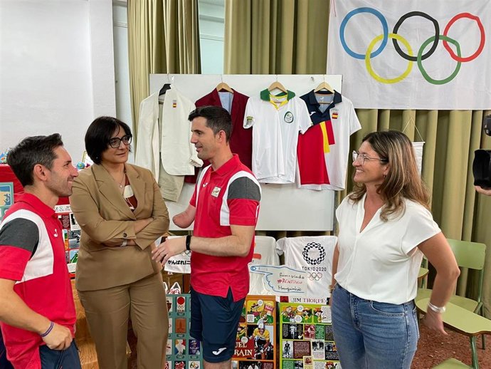 Clausura del proyecto '¡Tú puedes ser olímpic@!'  con la delegada de Desarrollo Educativo de la Junta en Granada, María José Martín, segunda por la izquierda en la imagen