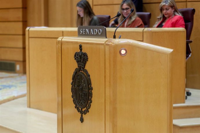 El atril del Senado durante una sesión plenaria, en el Senado, a 18 de junio de 2024, en Madrid (España). El principal tema que ha tratado el pleno ha sido la certificación de productos sanitarios.