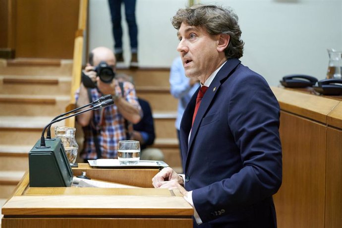 El secretario general del PSE-EE, Eneko Andueza, interviene durante el pleno de designación del lehendakari del Gobierno Vasco, en el Parlamento Vasco, a 20 de junio de 2024, en Vitoria-Gasteiz, Álava, País Vasco (España). 