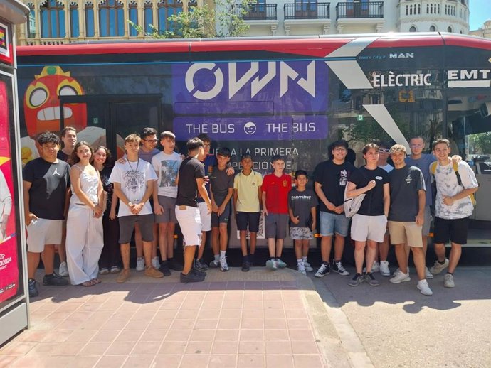 Arranca OWN the Bus, el primer campionat mundial de videojocs en transport públic, a bord dels autobusos d'EMT València