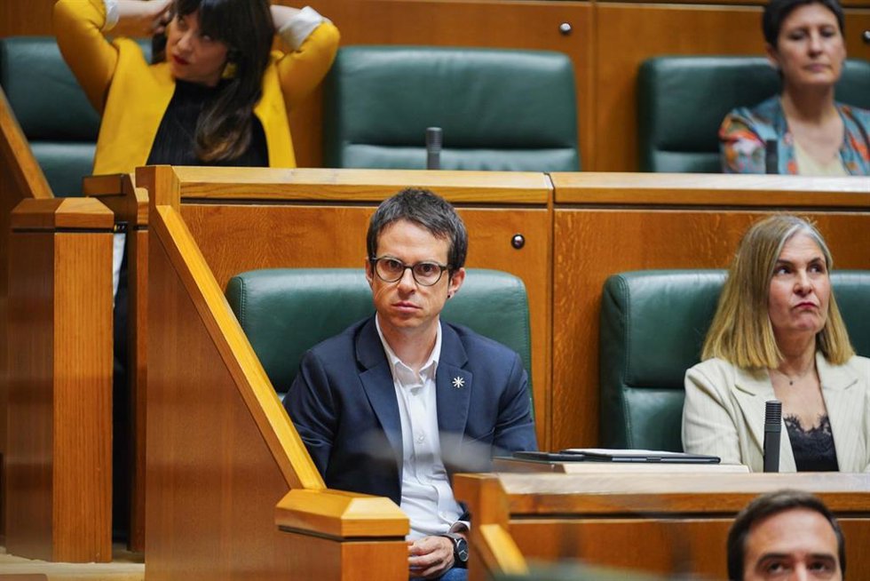 Archivo - El candidato de EH Bildu a lehendakari, Pello Otxandiano, y la cabeza de lista de EH Bildu por Gipuzkoa, Nerea Kortajarena, durante la sesión constitutiva del Parlamento Vasco de la XIII legislatura, en el Parlamento Vasco