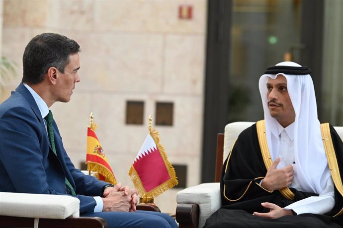 Archivo - El presidente del Gobierno, Pedro Sánchez, y el primer ministro de Qatar, Mohamed bin Abdulrahman al Thani