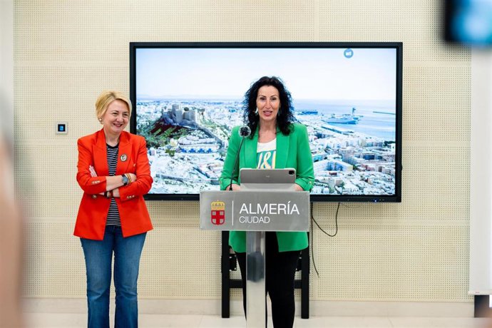 La alcaldesa de Almería, María del Mar Vázquez, acompañada de la concejala de Urbanismo y Vivienda, Eloísa Cabrera, en la presentación de la Unidad Aceleradora de Proyectos.