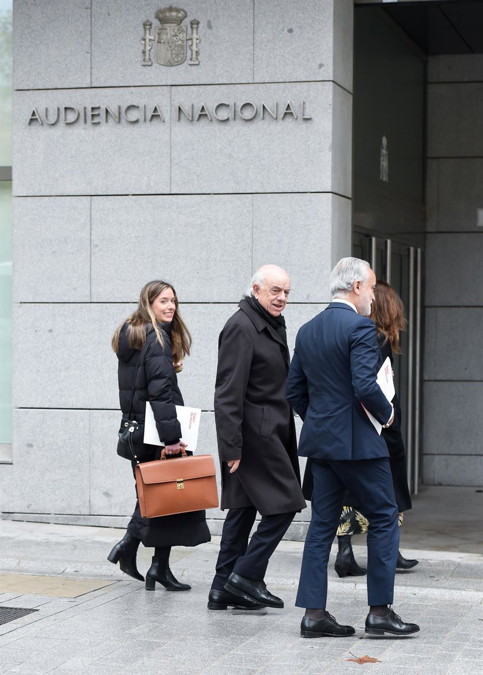 Archivo - El expresidente del BBVA Francisco González (c) llega a la sede de la Audiencia Nacional en calle Génova, a 16 de diciembre de 2022, en Madrid (España). Francisco González declara hoy ante el juez de la Audiencia Nacional (AN) que investiga lo