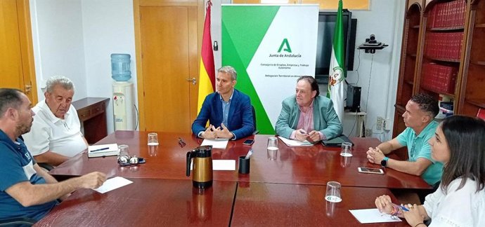 Reunión para la prevención de accidentes laborales en chiringuitos en Almería.