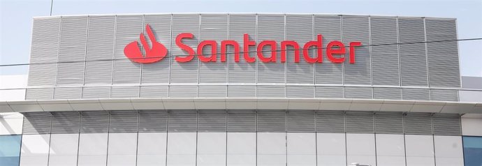 Archivo - Cartel del Banco Santander en la Ciudad Grupo Santander (Comunidad de Madrid)