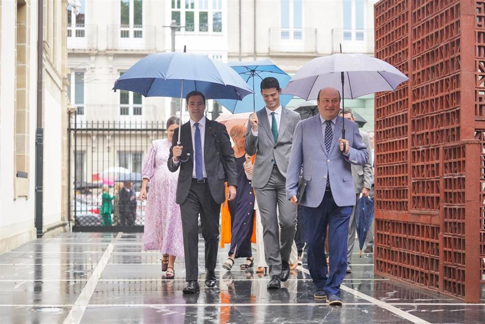 Joseba Díez Antxustegi, entre Andoni Ortuzar e Imanol Pradales, a su llegada al Parlamento Vasco