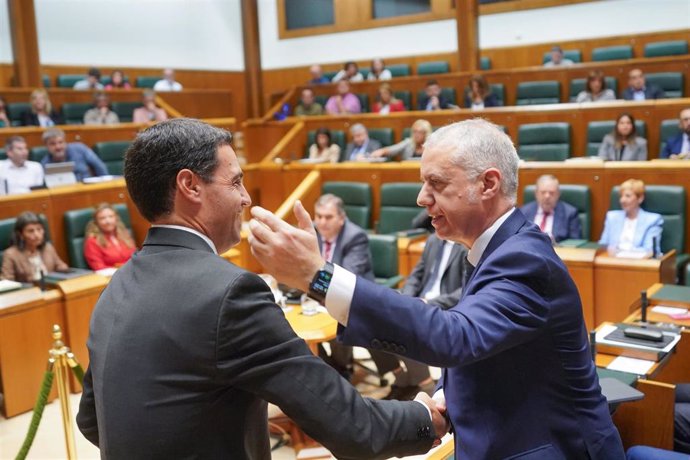 El candidato del PNV a lehendakari, Imanol Pradales (i), y el lehendakari, Iñigo Urkullu (d), se saludan durante el pleno de designación del lehendakari del Gobierno Vasco, en el Parlamento Vasco