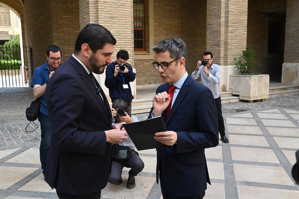 El ministro de la Presidencia, Justicia y Relaciones con las Cortes, Félix Bolaños (d), y el vicepresidente primero y consejero de Desarrollo Territorial, Despoblación y Justicia de Aragón, Alejandro Nolasco (i), en el Pignatelli.