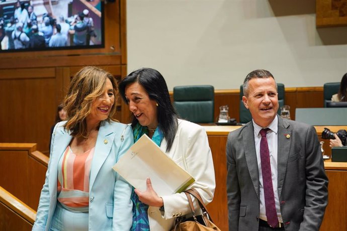 La candidata de Vox a lehendakari, Amaia Martínez (c), a su llegada al pleno de designación del lehendakari del Gobierno Vasco, en el Parlamento Vasco.