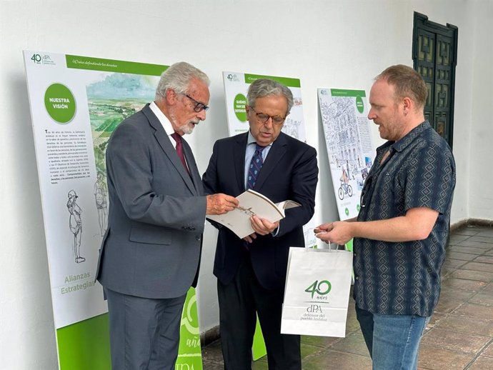 El presidente de la Diputación de Córdoba, Salvador Fuentes (centro), y el Defensor del Pueblo andaluz, Jesús Maeztu (izda.), en la inauguración de la muestra.