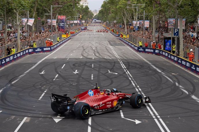 El piloto de F1 Carlos Sainz durante la celebración del Formula 1 Live Barcelona Road Show, en el Paseo de Gràcia, a 19 de junio de 2024, en Barcelona, Catalunya (España)
