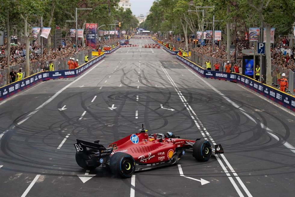 El piloto de F1 Carlos Sainz durante la celebración del Formula 1 Live Barcelona Road Show, en el Paseo de Grcia, a 19 de junio de 2024, en Barcelona, Catalunya (España)