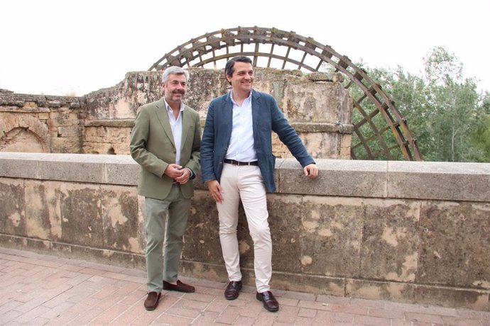 El alcalde de Córdoba, José María Bellido, y el presidente de la Gerencia Municipal de Urbanismo (GMU), Miguel Ángel Torrico, en el Molino de la Albolafia.