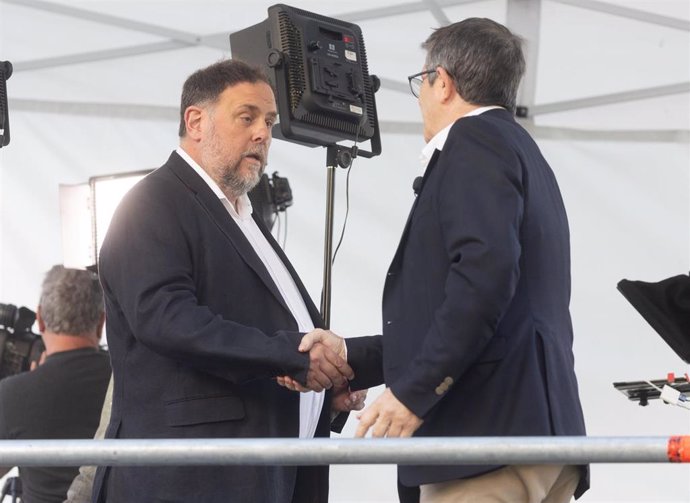 El presidente de ERC, Oriol Junqueras (i), y el portavoz del PSOE en el Congreso, Patxi López, se saludan a su llegada al pleno en el Congreso de los Diputados, a 30 de mayo de 2024, en Madrid (España).