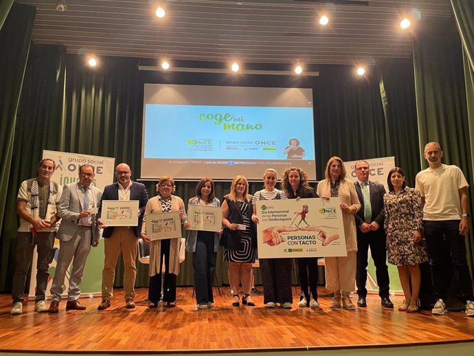 Foto de familia en el acto por el Día Internacional de las Personas con Sordoceguera.