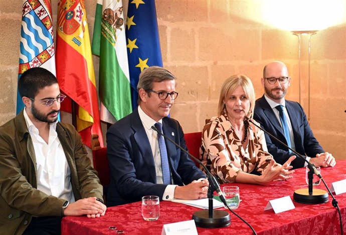 La alcaldesa de Jerez y el consejero de Industria en la presentación del protocolo de colaboración para impulsar la atracción y aceleración de startups en el marco del Hub Aeronáutico.