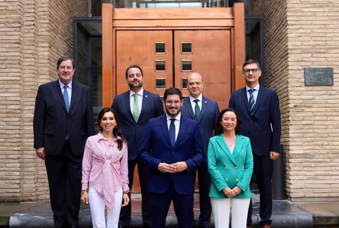 Diputados del Grupo Parlamentario de VOX en las Cortes de Aragón, incluidos la presidenta de la Cámara, Marta Fernández, y el vicepresidente del Gobierno autonómico, Alejandro Nolasco.