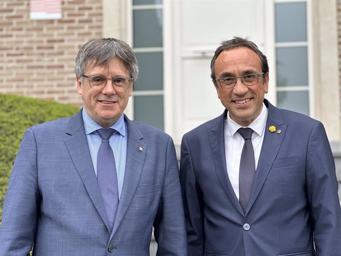 El expresidente de la Generalitat y candidato de Junts, Carles Puigdemont, y el presidente del Parlament, Josep Rull