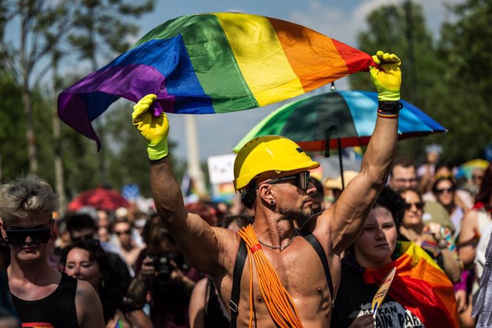 Archivo - 15 July 2023, Hungary, Budapest: A man with a rainbow flag takes part in the Pride parade in Budapest. Photo: Marton Monus/dpa