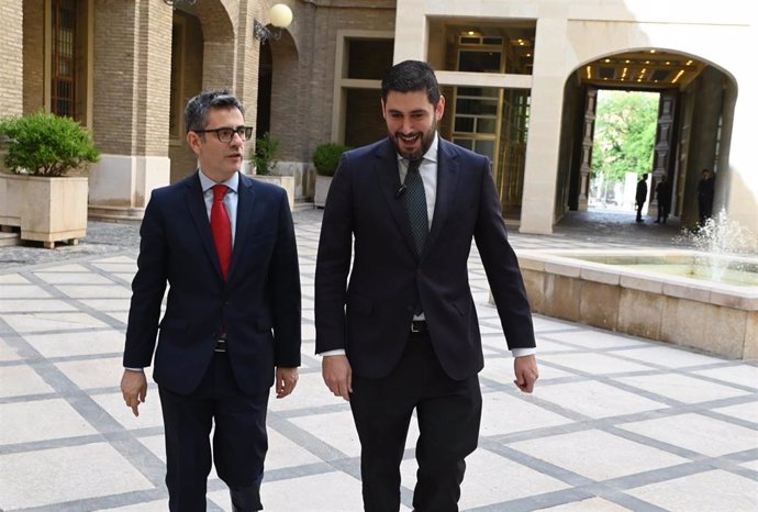 El ministro de la Presidencia, Justicia y Relaciones con las Cortes, Félix Bolaños (i), y el vicepresidente primero y consejero de Desarrollo Territorial, Despoblación y Justicia de Aragón, Alejandro Nolasco (d), a su llegada al Pignatelli.