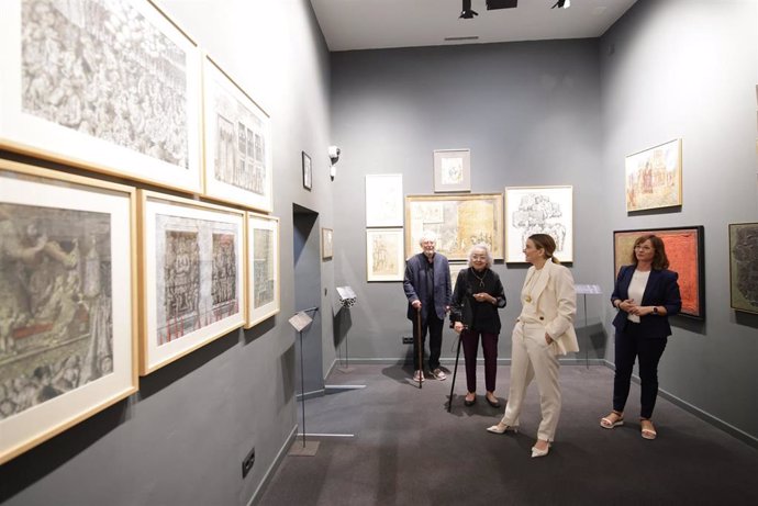 La presidenta del Govern, Marga Prohens, durante la visita al Museu de Sa Bassa Blanca de Alcúdia.