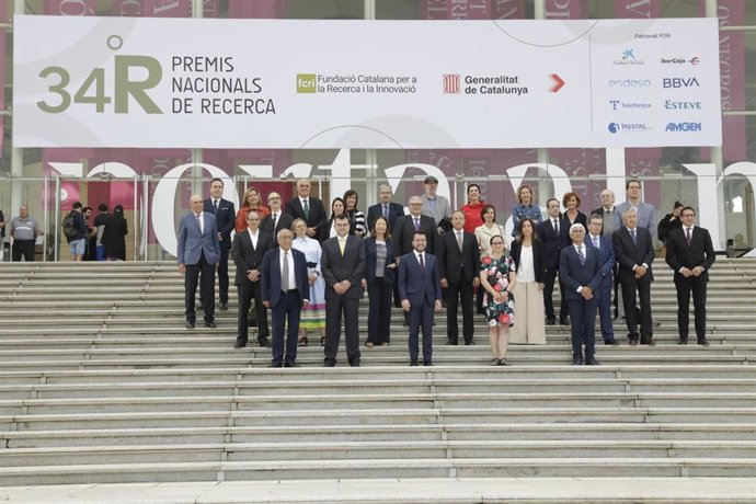Fotografía de familia de los galardonados en los Premis Nacionals de Recerca 2023 junto al presidente de la Generalitat, Pere Aragons, la conseller de Investigación y Universidades, Joaquim Nadal, y el conseller de Salud, Manel Balcells