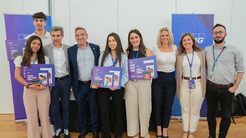 Brenda López (alumna), Unai Latorre (alumno), Fernando Gómez (profesor El Buen Pastor), Luis Mallada (Gobierno Aragón), Aimar Royo (alumna), Carla Lajusticia (alumna), Pilar Soler (profesora El Buen Pastor), Dina Coy (coach KPMG) y Pablo Sepúlveda (KPMG