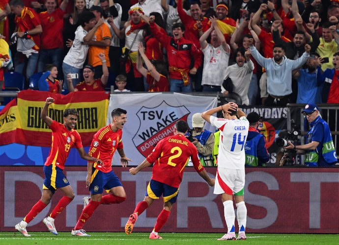 20 June 2024, North Rhine-Westphalia, Gelsenkirchen: Spanish players celebrate after Italy's Riccardo Calafiori scored an own goal during the UEFA Euro 2024 Group B soccer match between Spain and Italy at Arena auf Schalke. Photo: David Inderlied/dpa