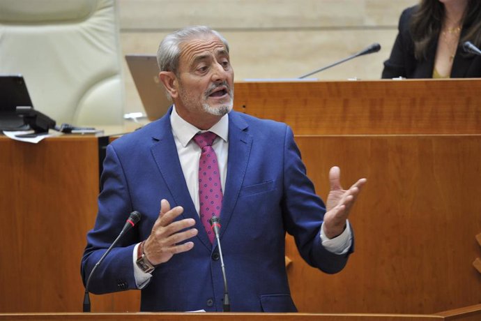 El diputado del PP Bibiano Serrao interviene en el pleno de la Asamblea de Extremadura