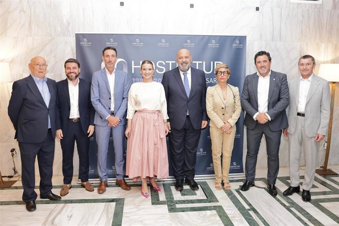 La presidenta del Govern, Marga Prohens, junto a otras autoridades en la celebración del 30º aniversario de Hosteltur.