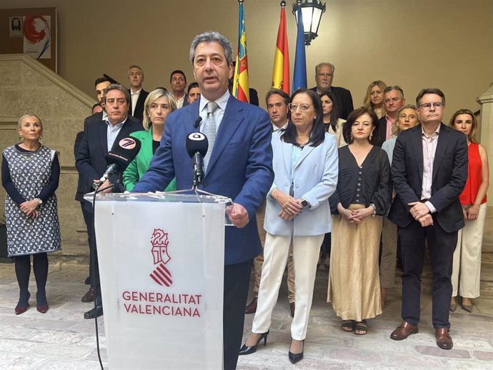 El vicepresidente primero de la Generalitat, Vicente Barrera, en su comparecencia ante los medios junto a la presidenta de Les Corts Valencianes, María de los Llanos Massó.