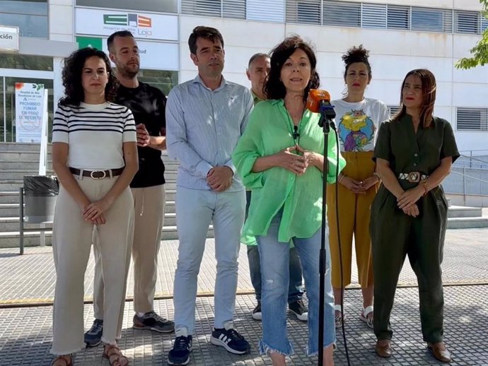 La parlamentaria andaluza María Ángeles Prieto (PSOE), durante su intervención a las puertas del Hospital de Loja.
