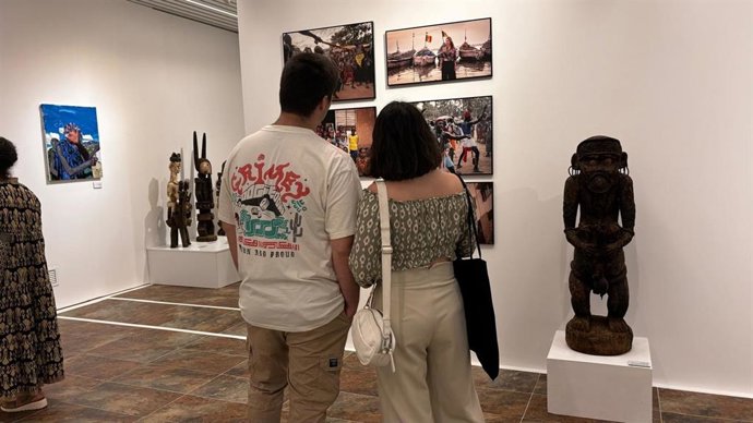 Dos personas contemplan algunas de las obras de la exposición.