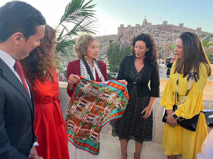 La Reina Doña Sofía recibe el regalo de un pañuelo de la alcaldesa de Almería, María del Mar Vázquez.
