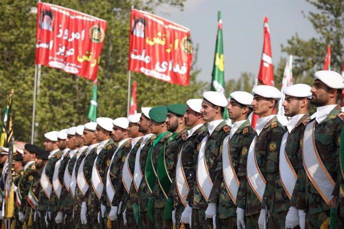 Archivo - April 17, 2024, Tehran, Iran: Iranian army members march during the Army Day parade at a military base in northern Tehran. Raisi described the recent attack launched towards Israel as 'limited' and 'punitive,' adding that any act of aggression a