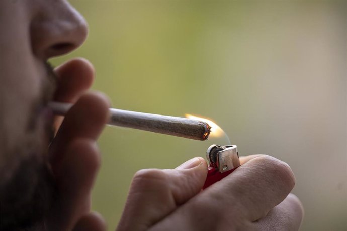 Archivo - FILED - 15 April 2023, Berlin: A man lights up a joint. The UN Drug Control Board (INCB) has notified the German government that its planned legalization of cannabis is not compatible with existing international regulations. Photo: Hannes P Albe