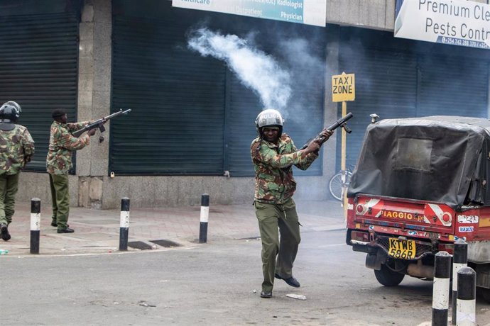 Un policía de Kenia reprimiendo una manifestación