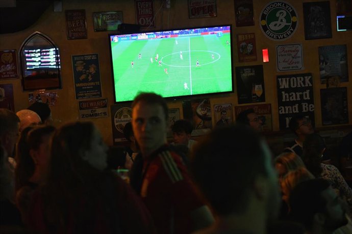 Varios aficionados ven por televisión el partido entre España e Italia de la Eurocopa 2024, en Beerhouse Chamberí, a 20 de junio de 2024, en Madrid (España). La selección española masculina de fútbol juega su segundo partido de la Eurocopa de Alemania c