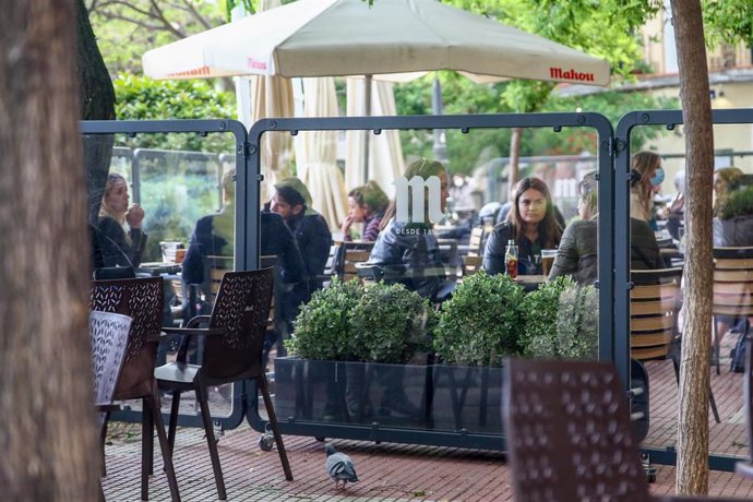 Archivo - Varias personas en la terraza de una cafetería en la plaza de Olavide en el barrio de Chamberí, en Madrid (España).