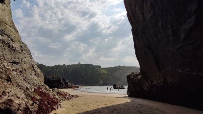 Playa de Cueva, en Luarca