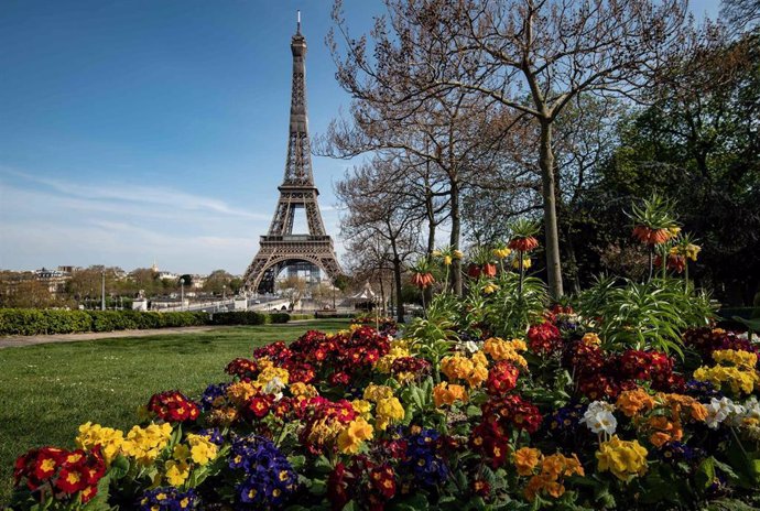 Archivo - 07 April 2020, France, Paris: Flowers bloom in a deserted park near the Eiffel Tower amid a nationwide curfew aiming to curb the spread of the coronavirus. Photo: Bertrand Guay/AFP/dpa