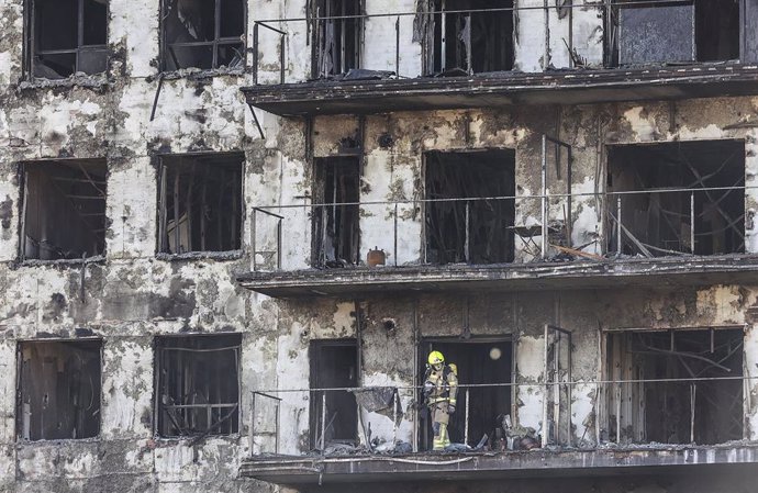 Archivo - Incendio en el edificio del barrio de Campanar