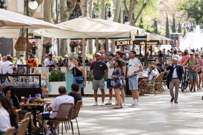 Archivo - Varias personas hacen turismo en una calle de Palma de Mallorca, a 15 de abril de 2024, en Palma de Mallorca, Mallorca, Baleares (España).