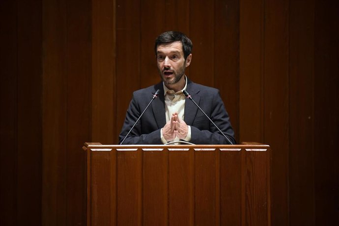 El ministro de Derechos Sociales y Agenda 2030, Pablo Bustinduy, interviene durante el acto ‘Hacia una Prestación Universal por Crianza' en el Ministerio de Derechos Sociales, Consumo y Agenda 2030, a 18 de junio de 2024, en Madrid (España). El Ministerio