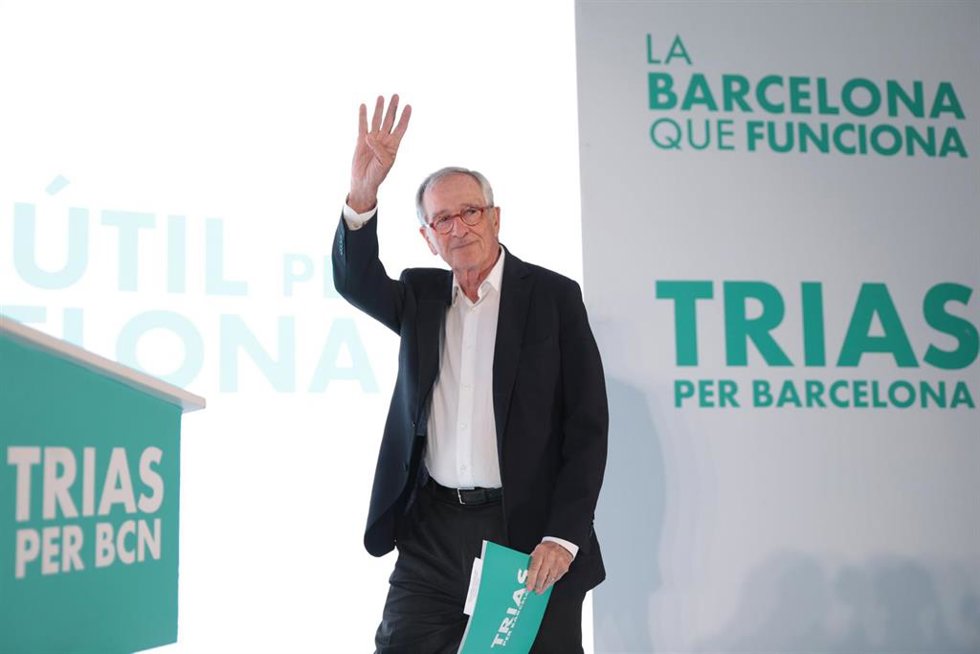 Archivo - El candidato de JxCat a la alcaldía de Barcelona, Xavier Trias, saluda durante el acto de cierre de campaña, en los Jardinets de Grcia, a 26 de mayo de 2023, en Barcelona, Catalunya (España)