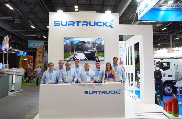La empresa sevillana Surtruck presenta un vehículo de limpieza viaria que reduce en un 40% el consumo de agua.