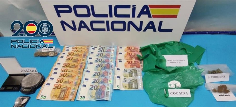 Dinero y droga incautada al desmantelar un punto de venta en una vivienda de El Puerto de Santa María (Cádiz).
